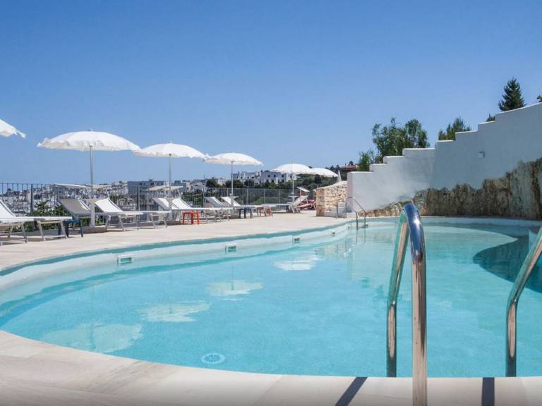House with terrace, pool & yard in Ostuni