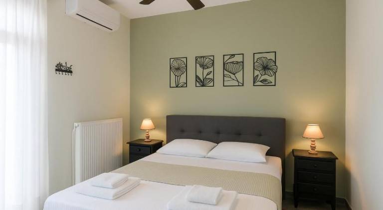 Rental apartment with yard & terrace in Aegina
