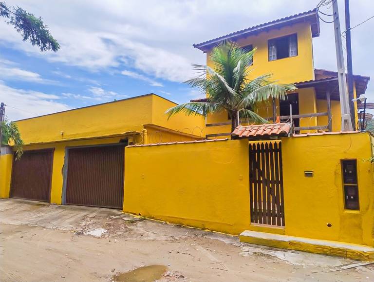 Casa para 15 com Churrasqueira e Ar a 35m da Praia