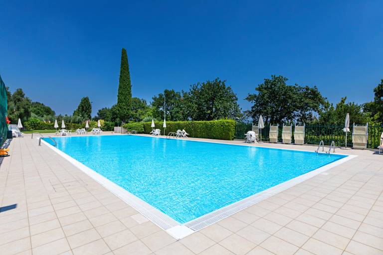 Child-friendly lovely rental apartment with garden, pool & BBQ | Pets are welcome in Sirmione