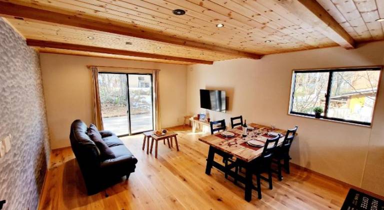 Fully equipped chalet with patio, grill & yard | Suitable for remote work | Pet-friendly — photo 3