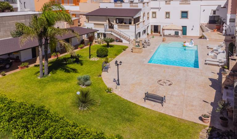 Villa with private pool, grill & garden | Pool view — photo 3