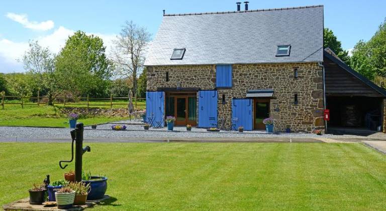 House with barbecue, patio & yard in Mayenne