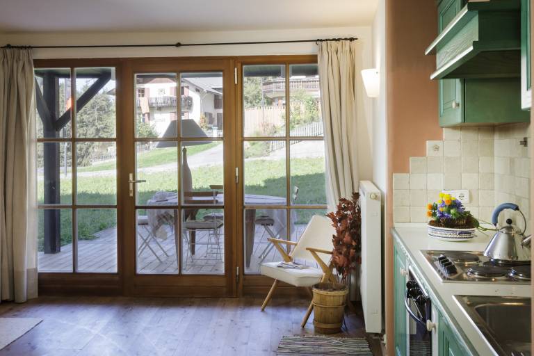 Family-friendly chalet with patio, jacuzzi & yard | Mountain view | Perfect for remote work | Dogs allowed — photo 2