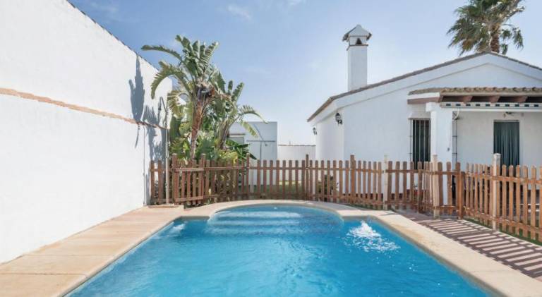House with barbeque, private pool & yard — photo 3