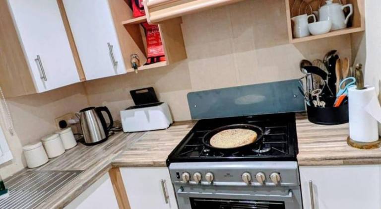 8 Berth Spacious Dog Friendly Caravan, Near Great Yarmouth In Norfolk Ref 10006G — photo 4