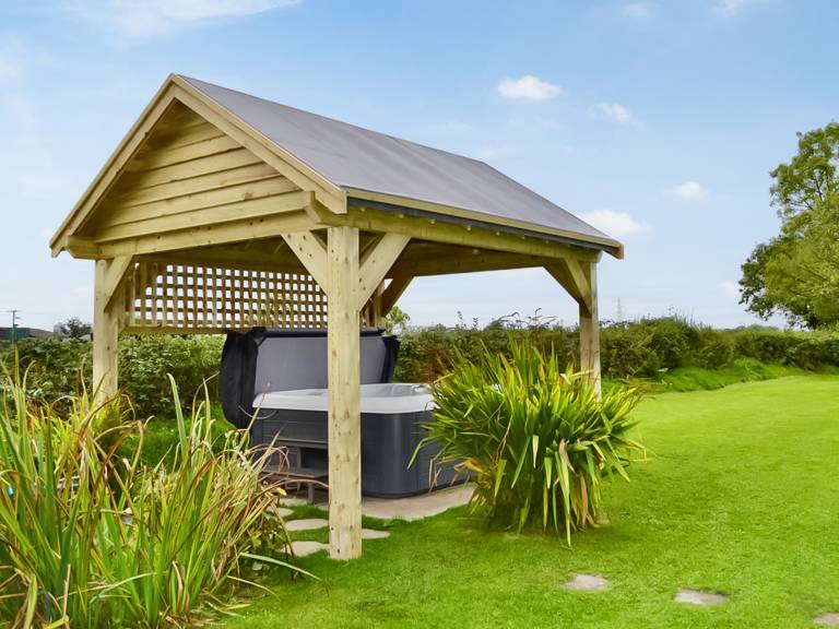 Cottage with garden, grill & hot tub in Carlisle