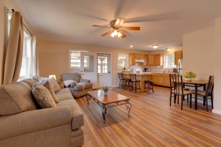 Pet-Friendly Home  9 Mi to Effingham nr I-Exit! — photo 5