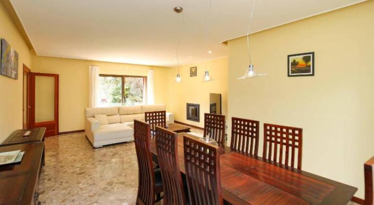 Vacation home with yard, private pool & patio — photo 4