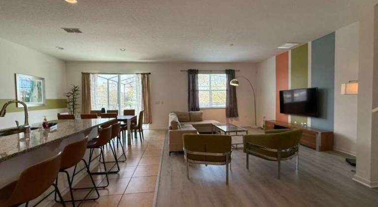 Vacation home with pool — photo 4