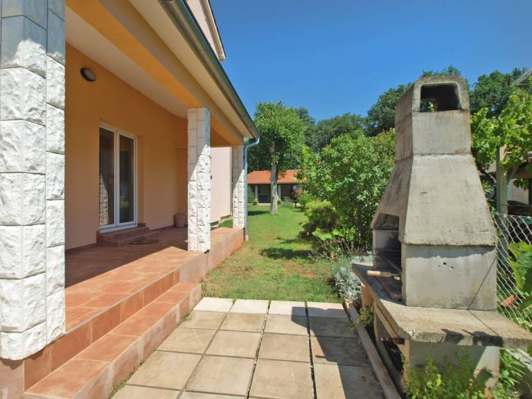Holiday apartment with terrace, garden & grill — photo 2