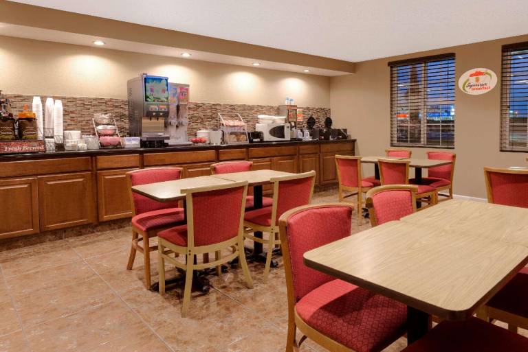 Super 8 By Wyndham Buttonwillow — photo 4