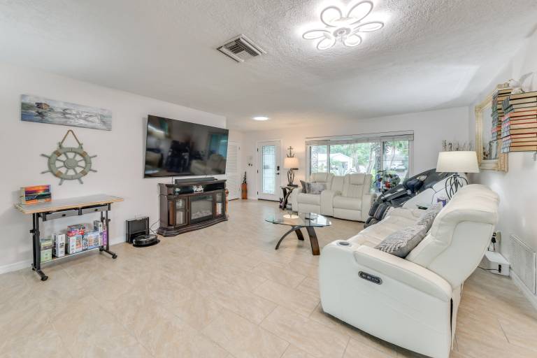 Private Hot Tub, Pool & Yard: Modern Bradenton Gem — photo 4