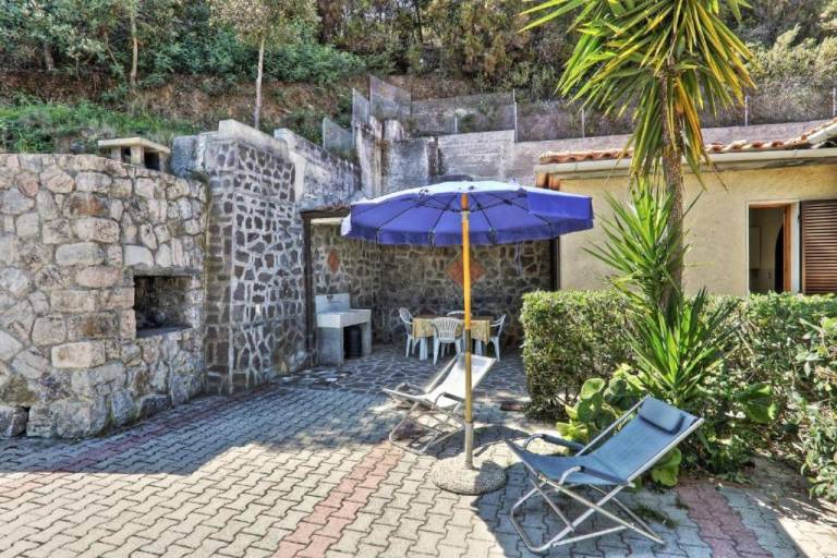Rental apartment with yard & barbecue | Garden view — photo 3