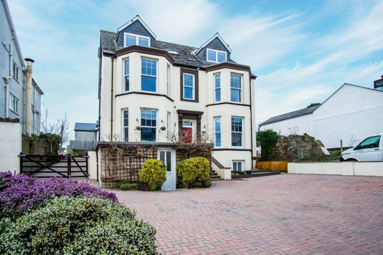 House with fast internet in Tenby