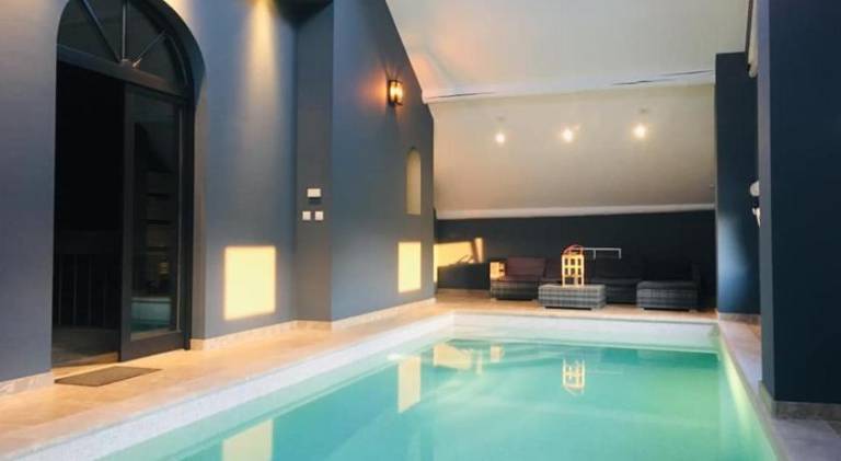 Lodge with sauna, pool & patio in Houffalize