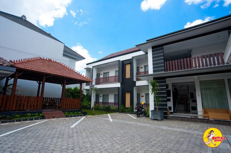 Retra s Hostel