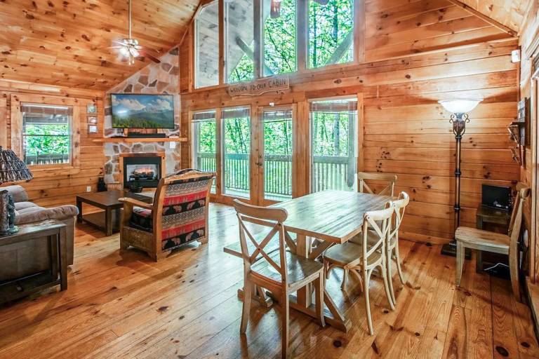 The Hideaway - Pet Friendly, Wi-Fi, Pool Table in Gatlinburg, TN