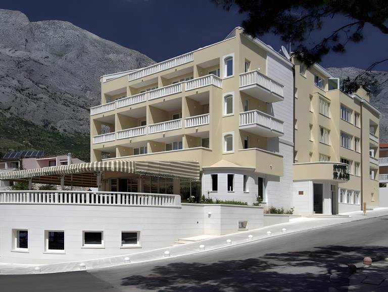 Hotel Bacchus in Brela