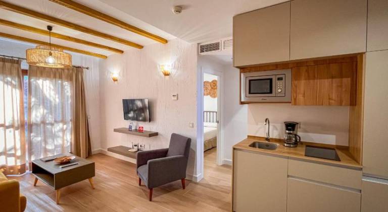Rental apartment with garden, pool & hot tub — photo 2