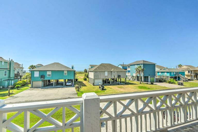 Ocean-View Deck, Walk to Shore: Crystal Beach Gem! — photo 3