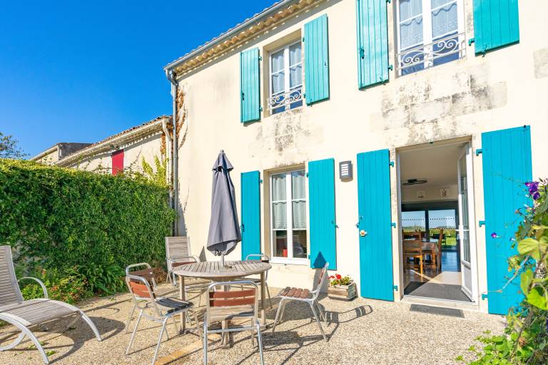 Holiday Home 'Gîte Du Chai' with Sea View, Private Terrace and Wi-Fi in Saintes