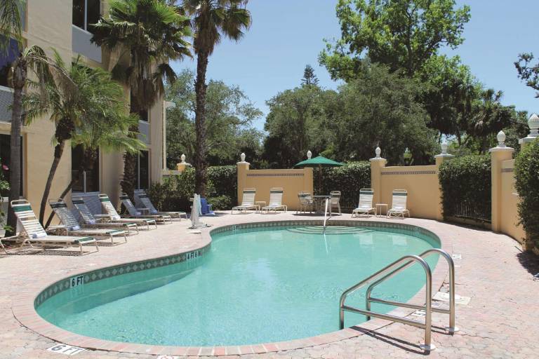 La Quinta Inn & Suites by Wyndham Sarasota Downtown — photo 5