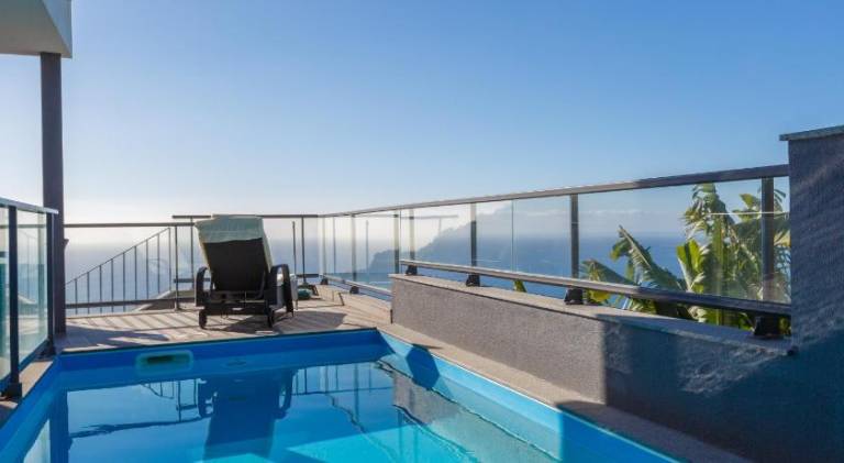 Villa with pool in Calheta