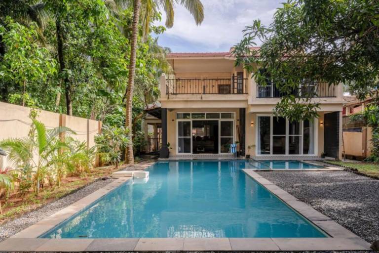 Villa with yard & pool — photo 5