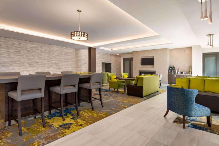 La Quinta Inn & Suites by Wyndham Orlando IDrive Theme Parks — photo 2