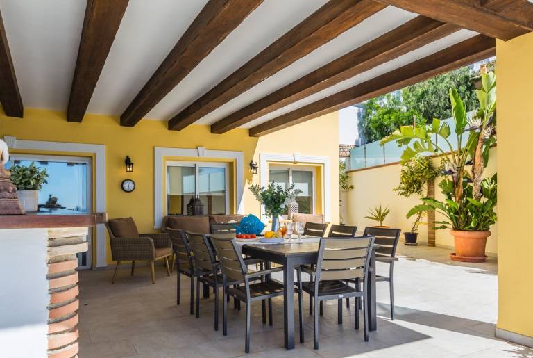 Villa with hot tub, terrace & pool | City view — photo 5
