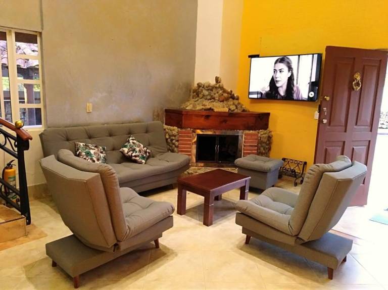 Villa with yard, BBQ & pool | Suitable for remote work — photo 4