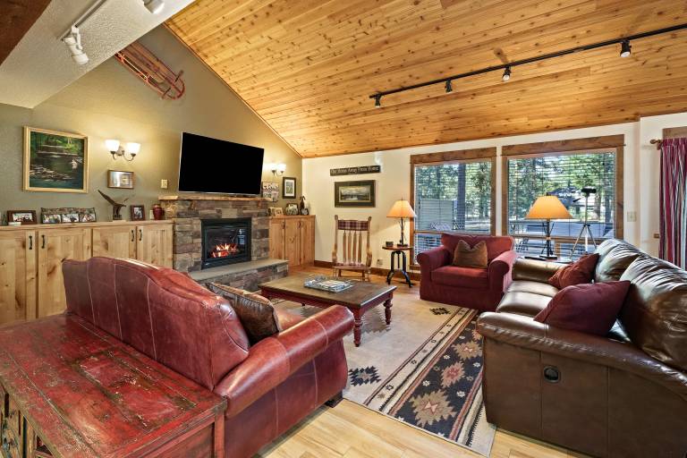 Child-friendly vacation home with jacuzzi, BBQ & heated pool | Pets are welcome in Bend, OR