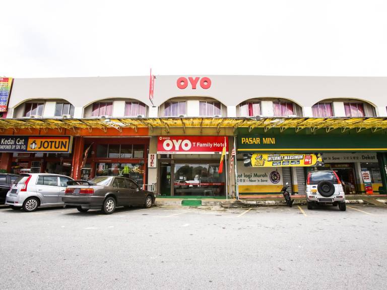 OYO 89615 T Family Hotel