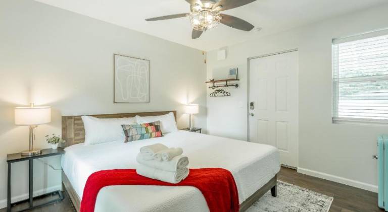 11 The Charlotte Room - A PMI Scenic City Vacation Rental — photo 2