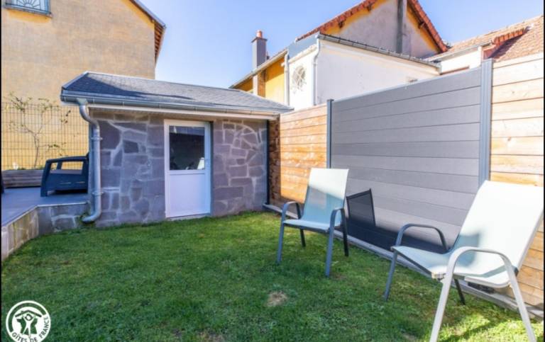 Vacation home with yard, barbeque & terrace — photo 4