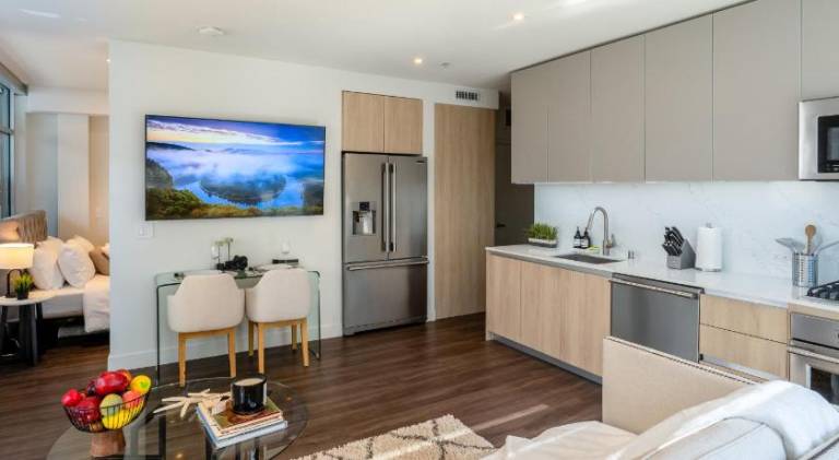 Stylish Condo By The Beach — photo 2