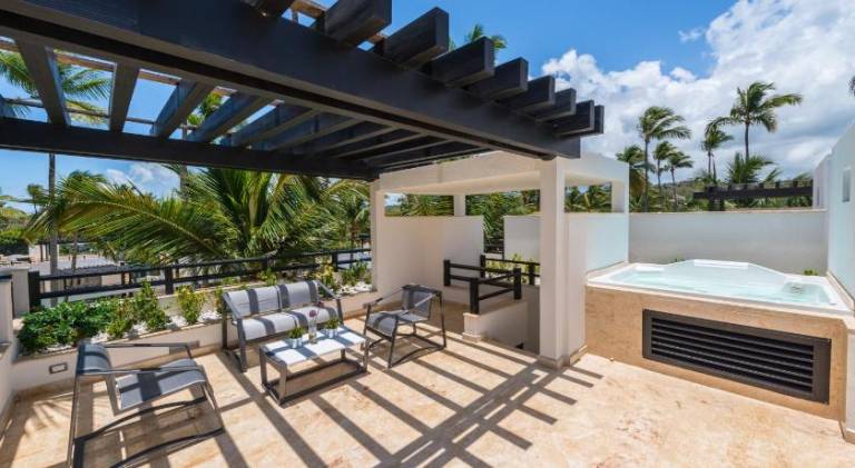 Serviced apartment with patio, garden & pool | Beach nearby | Dogs allowed — photo 3