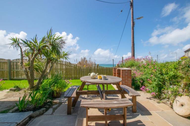 Vacation home with BBQ & garden | Water view — photo 4