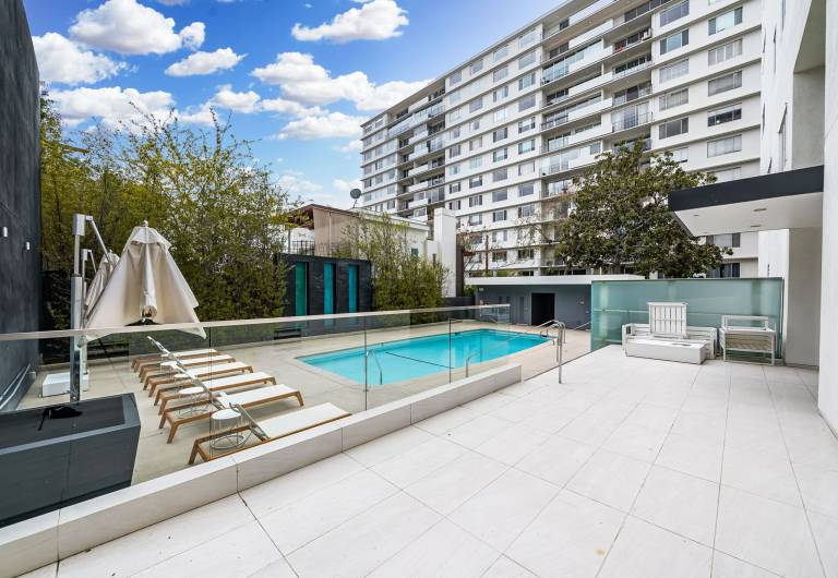 Condo Hollywood