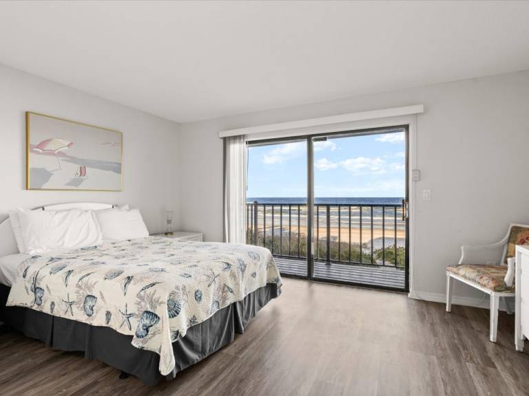 Yellow Sunshine Oceanfront Townhouse Private Balcony