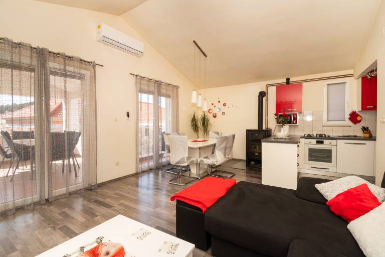 Fully equipped rental apartment with terrace & grill | Garden view | Pets allowed — photo 5