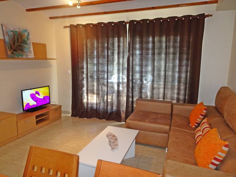 Holiday apartment with terrace, garden & pool — photo 4