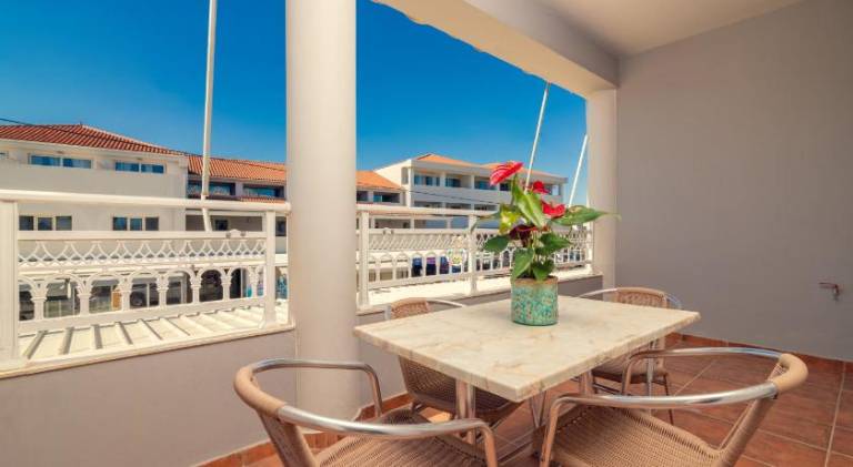 Apartment with terrace — photo 3