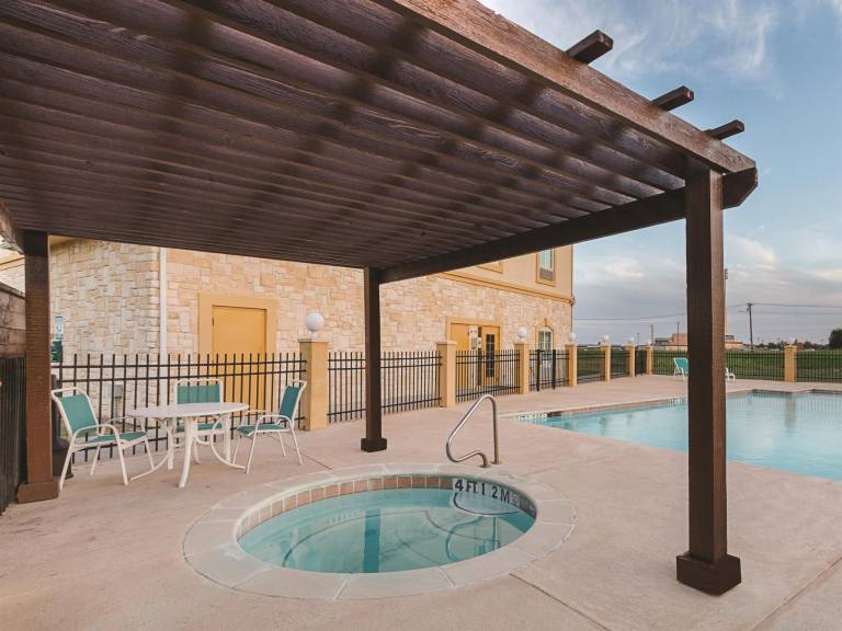 La Quinta Inn & Suites by Wyndham Waxahachie — photo 3