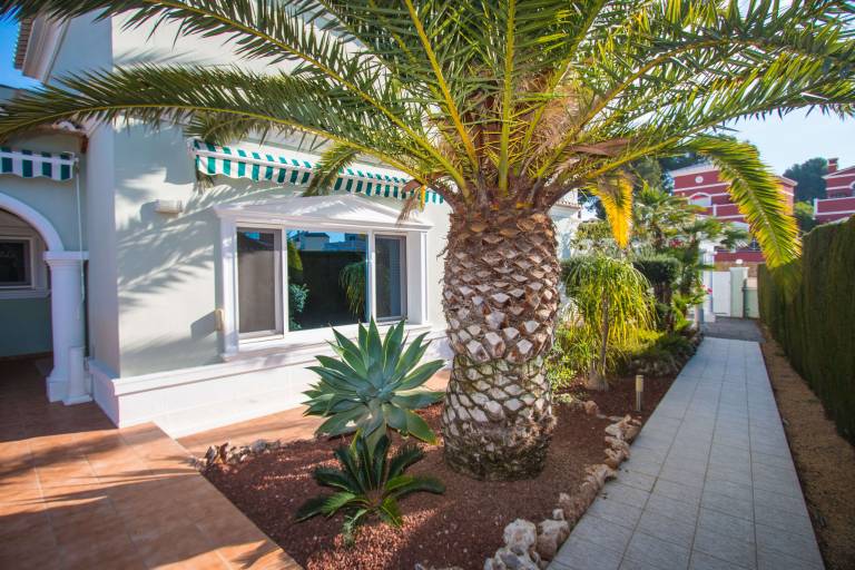 Fully equipped villa with patio, grill & yard | Pet-friendly — photo 4
