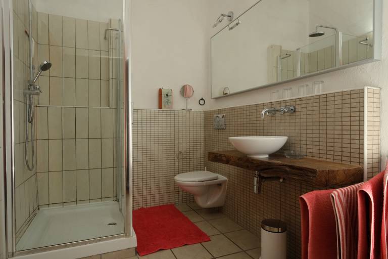 Apartment with yard & pool — photo 5