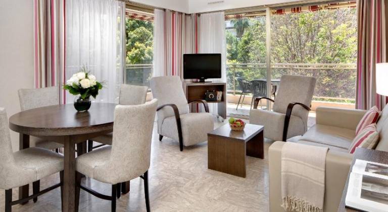 Serviced apartment with yard & patio — photo 3