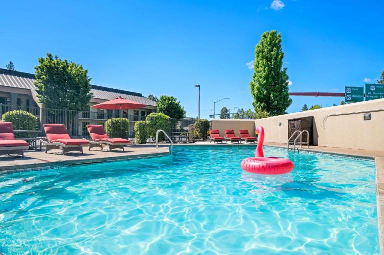 Red Lion Inn & Suites Deschutes Bend — photo 2