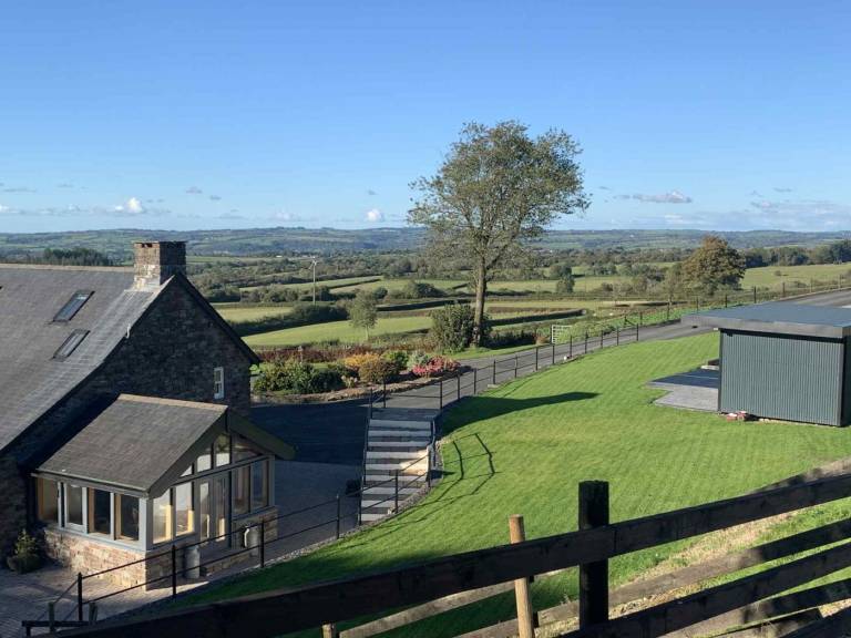 Cottage with hot tub, barbecue & garden | Water view in Carmarthen